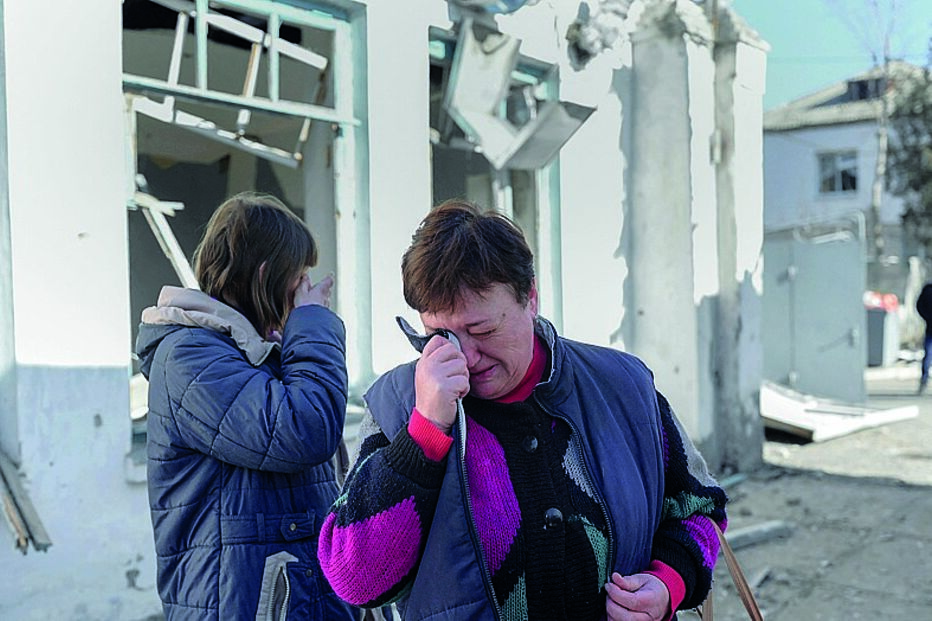 Tristeza. Enfermeiras choram no regresso  ao hospital psiquiátrico de Mykolaiv, Ucrânia.