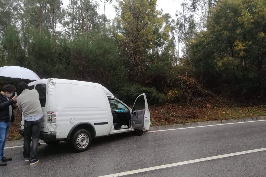 Acidente com uma carrinha em Fajões