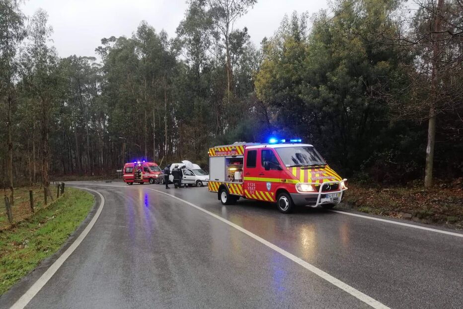 Acidente com uma carrinha em Fajões