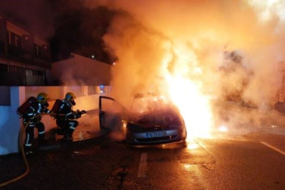 Carro destruído pelas chamas em Espinho