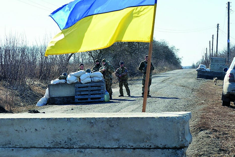 Vigilância. Militares das forças ucranianas ocupam um posto de controlo em Kharkiv. 