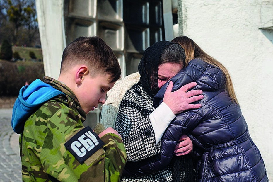 Desolação. Liudmyla chora a morte do filho, o soldado Vladyslav Buvalkin, em Kiev.