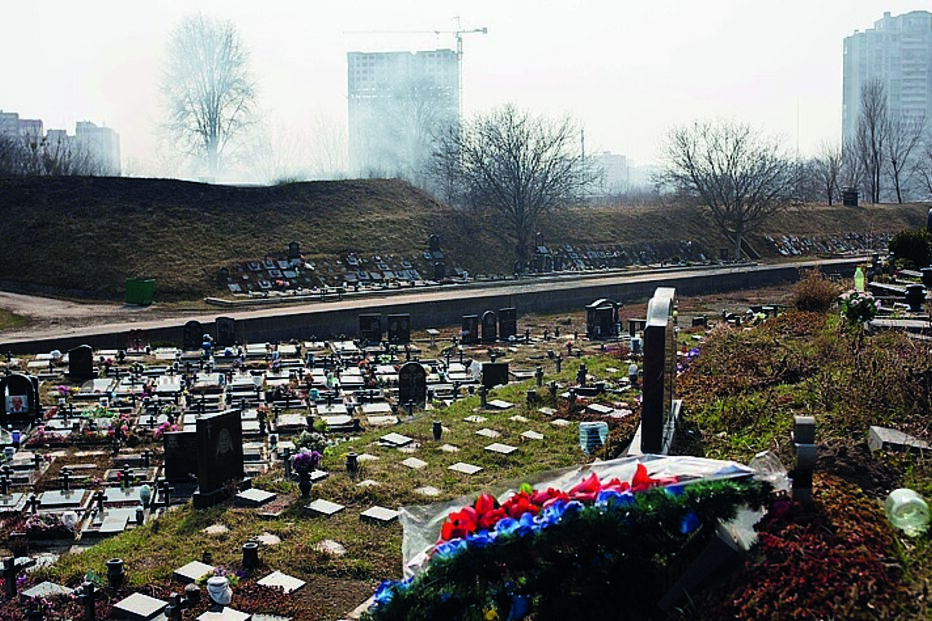 Morte. Imagem de um cemitério na capital da Ucrânia. Kiev está sob ataque das forças russas.