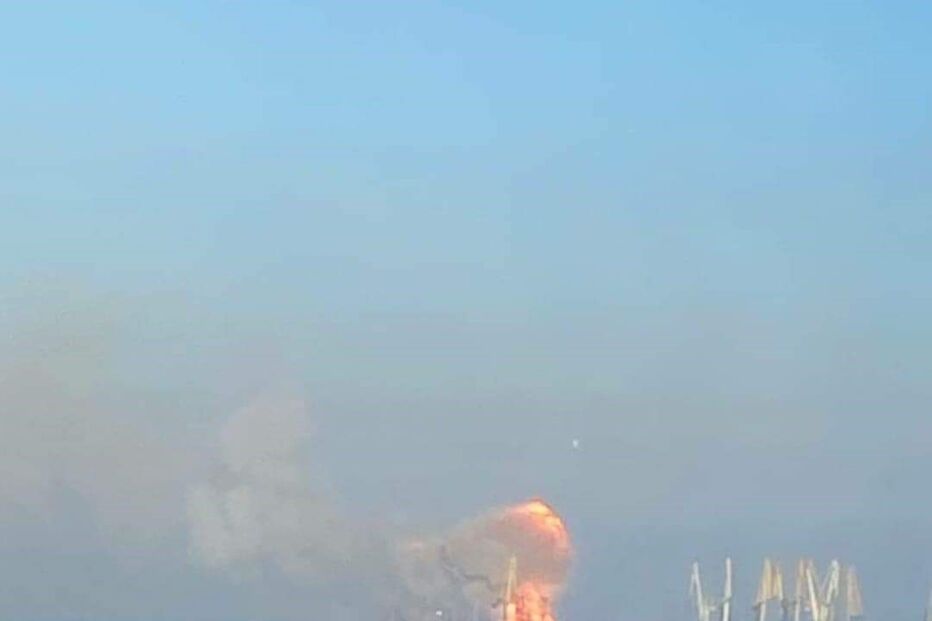 Ucrânia destrói navio russo de carga no porto de Berdyansk