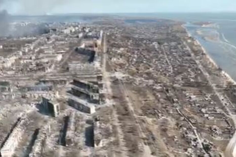 Rasto de destruição em Mariupol