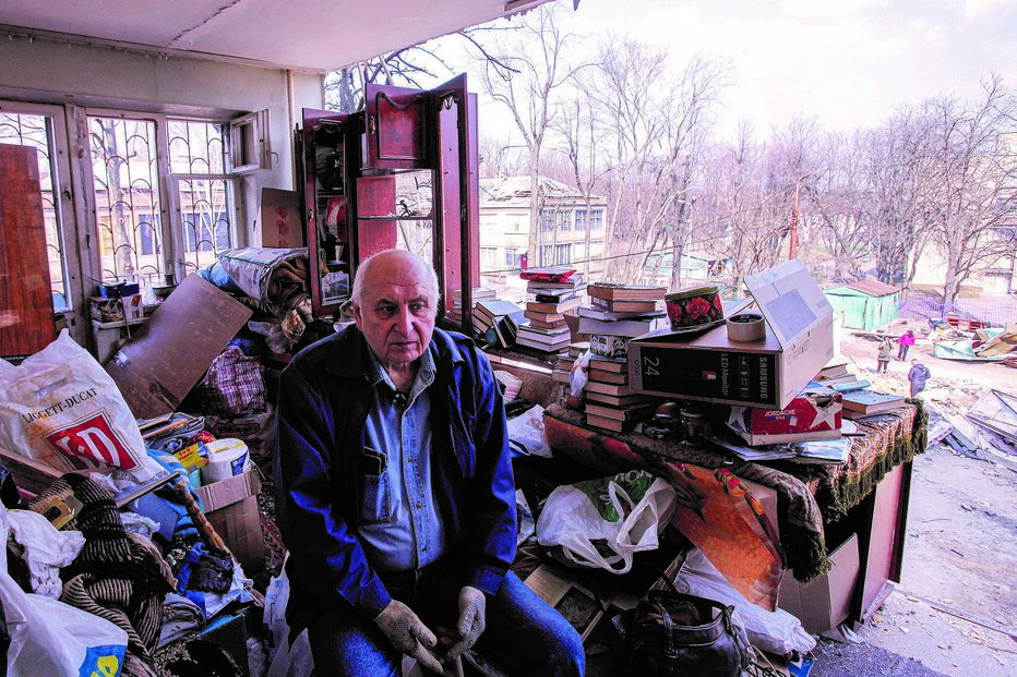 Regresso às ruínas: Antigo militar da marinha soviética volta a casa destruída por bombardeamentos