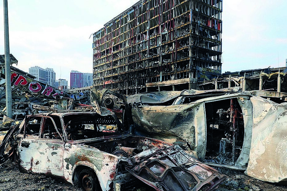 Cenários. Ataque a centro comercial de Kiev é uma das imagens da guerra na Ucrânia. Russos controlam entrada em Mariupol.
