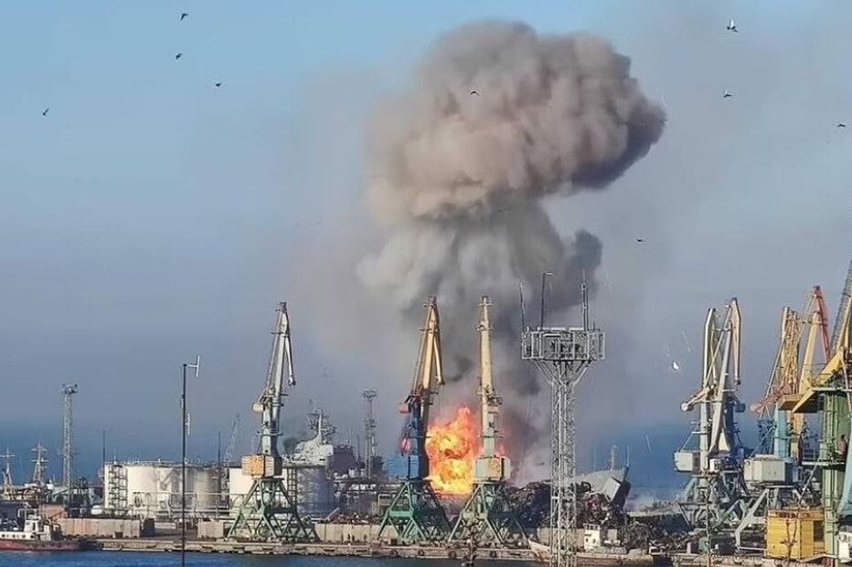 Navio russo arde no porto de Berdyansk após ser atingido por um míssil