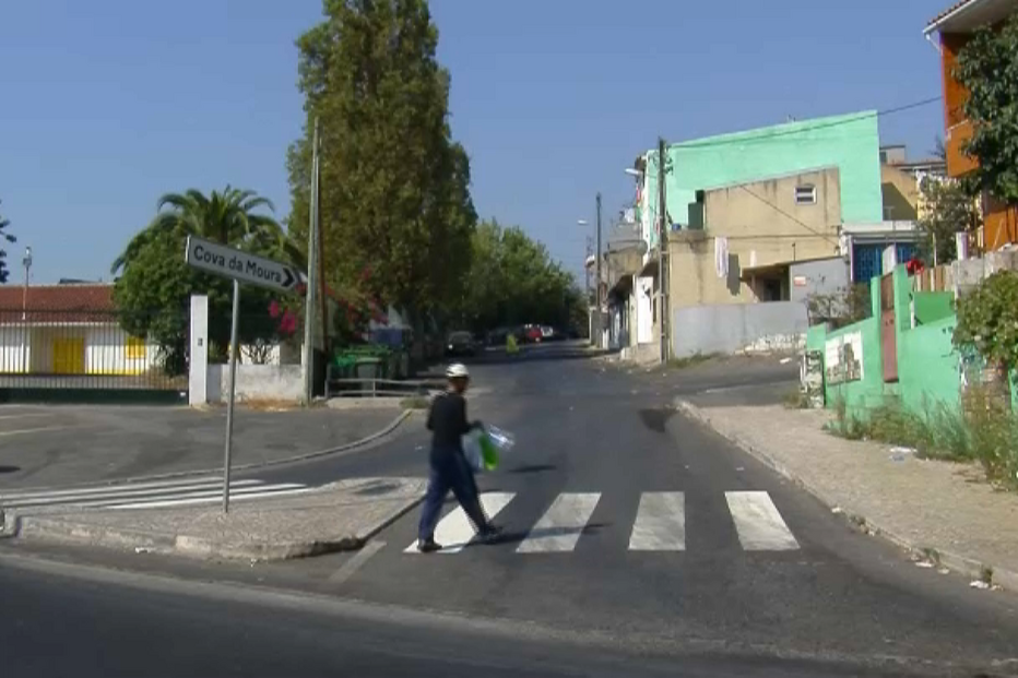 Homem preso por ferir dois com a mesma bala no bairro Cova da Moura