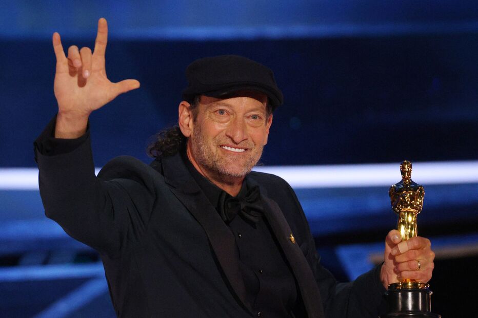 Troy Kotsur recebe o óscar de Melhor Atos Secundário