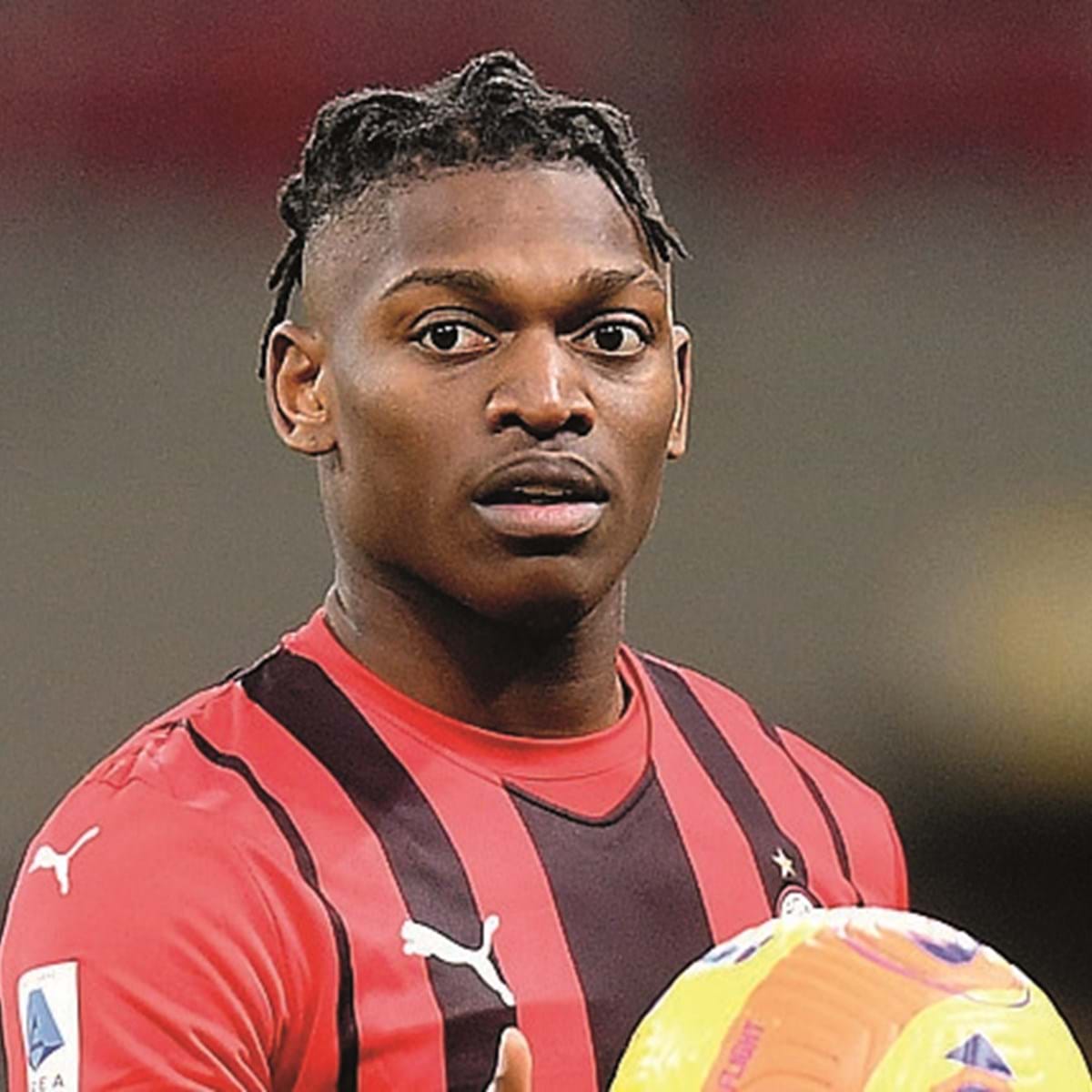 SIC Notícias - Nos campos de futebol é Rafael Leão, jogador do AC Milan e  da seleção portuguesa, no mundo das 'rimas e batidas' é Way 45, que edita  na sexta-feira o