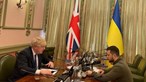 Primeiro-ministro britânico foi a Kiev encontrar-se com Zelensky em visita surpresa