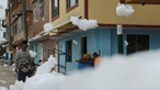'O cheiro é terrível': Nuvens de espuma tóxica flutuantes invadem as ruas da capital da Colômbia
