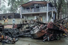 Tanque russo destruído na cidade de Bucha, tomada pelas forças ucranianas 