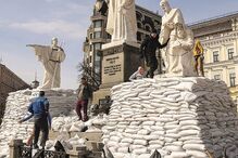 Voluntários tentam proteger monumentos com sacos de areia em Kiev 