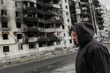 Prédios e casas em zonas residenciais foram bombardeados pelos russos em Borodyanka 