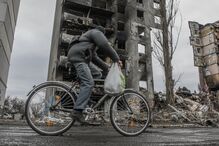 Paisagem mais comum em Borodyanka é agora de destruição: montes de entulho e negrume é o que sobra da cidade