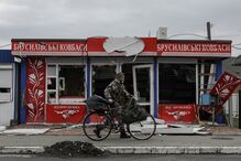 População de Borodyanka abandonou casas após início do conflito. Vive-se numa cidade fantasma