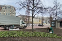 Mulher a plantar flores em Kiev, ao mesmo tempo que a guerra decorre