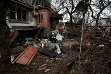 Volodymyr Mitenkov, 72 anos, senta-se no pátio da sua casa que foi destruída pela ofensiva russa