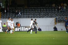 Adepto invade partida em Guimarães	