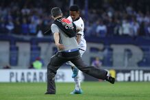 Adepto invade partida em Guimarães