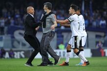 Adepto invade partida em Guimarães