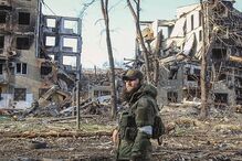 Mariupol resiste ao ataque e cerco das tropas russas há mais de seis semanas  