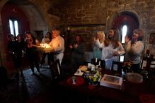 Barry Haughian e a mulher, Lola, cederam a sua segunda habitação, o castelo medieval Ballindooley, a dois grupos de refugiados ucranianos