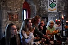 Barry Haughian e a mulher, Lola, cederam a sua segunda habitação, o castelo medieval Ballindooley, a dois grupos de refugiados ucranianos