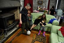 Barry Haughian e a mulher, Lola, cederam a sua segunda habitação, o castelo medieval Ballindooley, a dois grupos de refugiados ucranianos