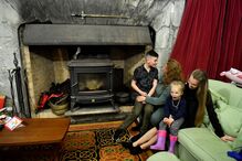 Barry Haughian e a mulher, Lola, cederam a sua segunda habitação, o castelo medieval Ballindooley, a dois grupos de refugiados ucranianos