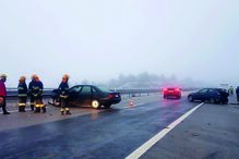 Acidente com dois carros