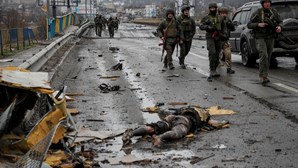 Militares ucranianos encontram 410 corpos torturados após retirada dos arredores de Kiev