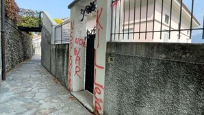 "Assassino": Mansões de oligarca russo vandalizadas e incendiadas em Itália