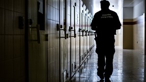 Chefes da guarda prisional contra quebra da regra de isolamento de reclusos positivos com Covid-19