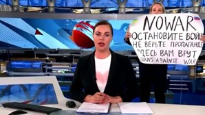 Tribunal coloca jornalista russa que mostrou cartaz contra a guerra em prisão domiciliar