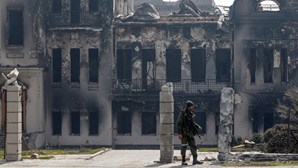 Escalada na ofensiva russa: Uso de armas químicas em Mariupol investigado