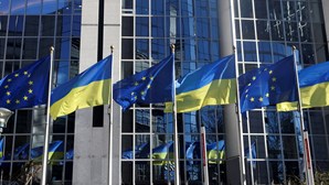 Bruxelas aplaude estatuto de candidato da Ucrânia e Moldávia à UE