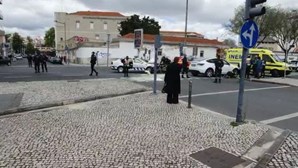 Agentes da PSP feridos em colisão entre carro patrulha e outro veículo no centro de Lisboa