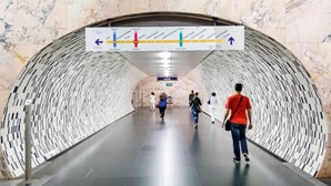 Jovem de 22 anos em estado grave após ser resgatada debaixo do metro em Lisboa