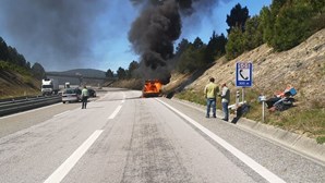Carro com quatro emigrantes consumido pelas chamas na A24 em Chaves