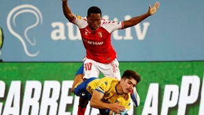 Canarinhos empatam em Braga em jogo dividido