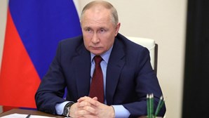 Putin reconhece dificuldades e determina aumento do salário mínimo e pensões em 10%