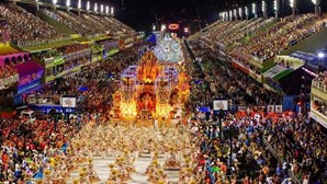 Saudosismo e homenagens marcam primeira noite de desfiles de Carnaval no Rio de Janeiro