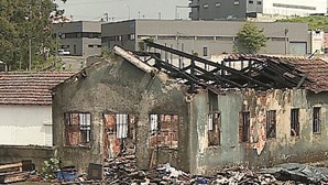 Fogo destrói armazém e ameaça casas em Paços de Ferreira