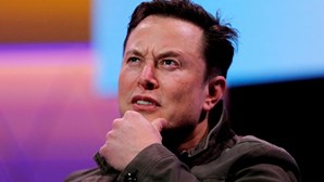 Elon Musk congela compra do Twitter até que empresa mostre que contas falsas são inferiores a 5%