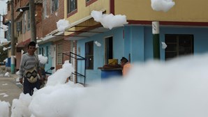 "O cheiro é terrível": Nuvens de espuma tóxica flutuantes invadem as ruas da capital da Colômbia