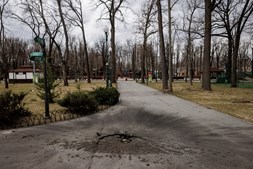 Destruição num parque em Kharkiv