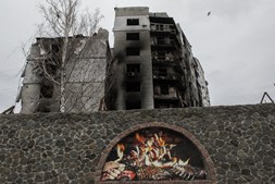 Casas destruídas fazem parte do cenário de guerra